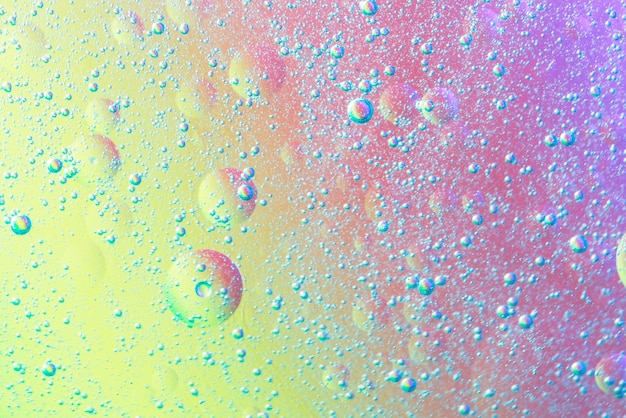 Foto gratuita burbujas de aire abstractas en mancha de aceite en el fondo multicolor