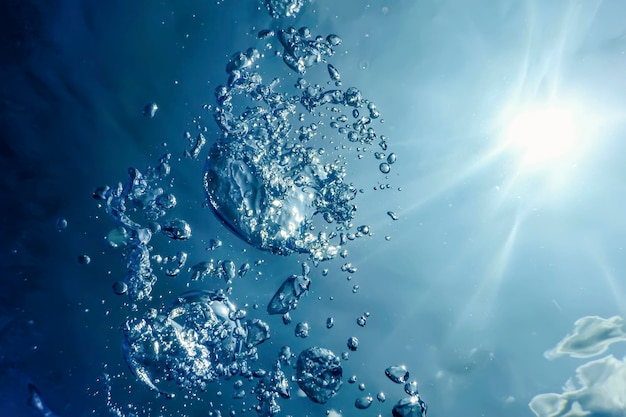 Burbujas de aire bajo el agua con luz solar. Burbujas de aire de fondo bajo el agua