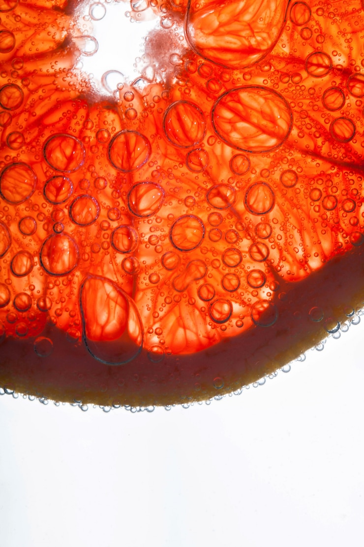 Foto gratuito las burbujas de aire cubren la fibra roja del pomelo