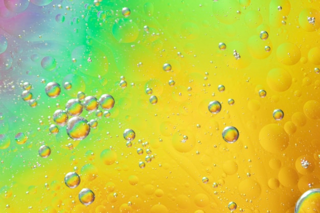 Burbujas de aire en la mancha de aceite en gradiente fondo borroso