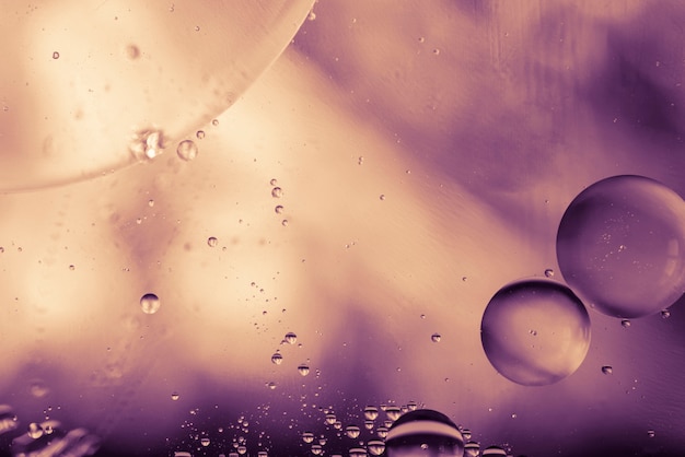 Burbujas aireadas púrpuras y gotas brillantes.