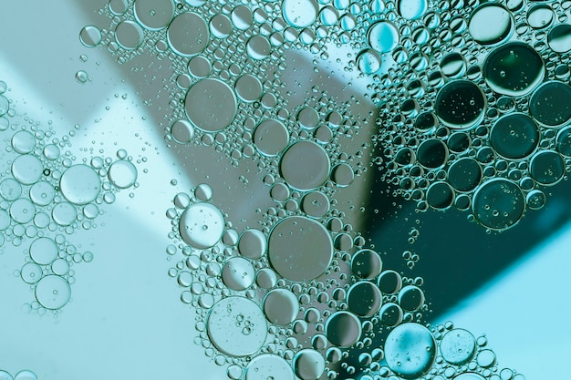 Burbujas azules bajo el agua abstractas