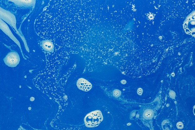 Burbujas blancas sobre agua azul