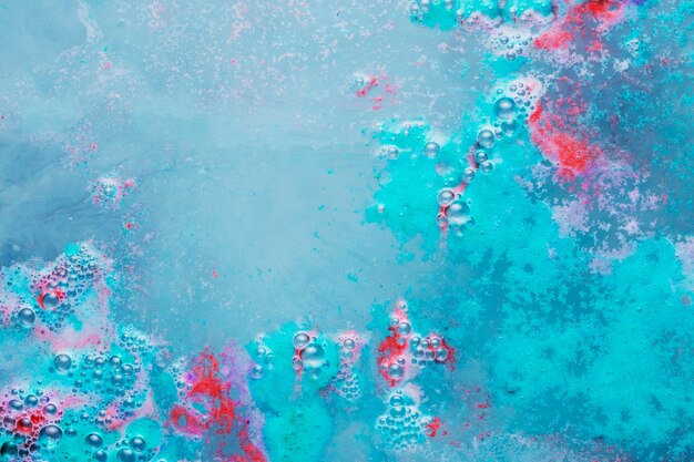 Burbujas y coloridas salpicaduras sobre el agua