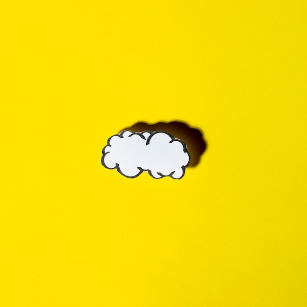 Burbujas de discurso de nube en blanco con sombra sobre fondo amarillo