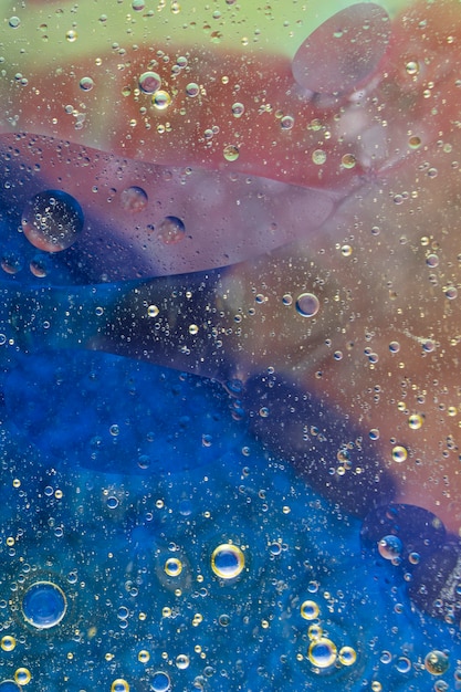 Burbujas flotando en la superficie de agua colorida
