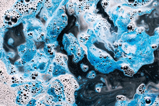 Burbujas en pintura blanca y azul