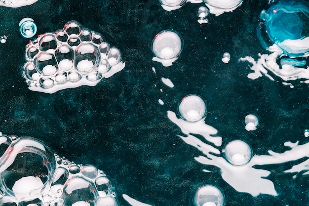 Burbujas de primer plano y manchas en el agua