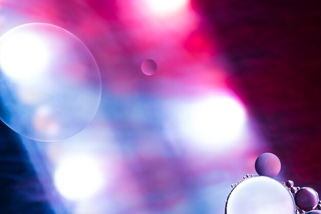 Burbujas del proyector en el fondo colorido