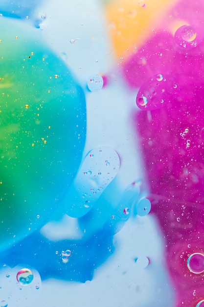 Burbujas sobre la colorida pintura de acuarela