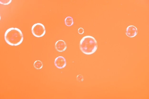 Burbujas sobre un fondo naranja