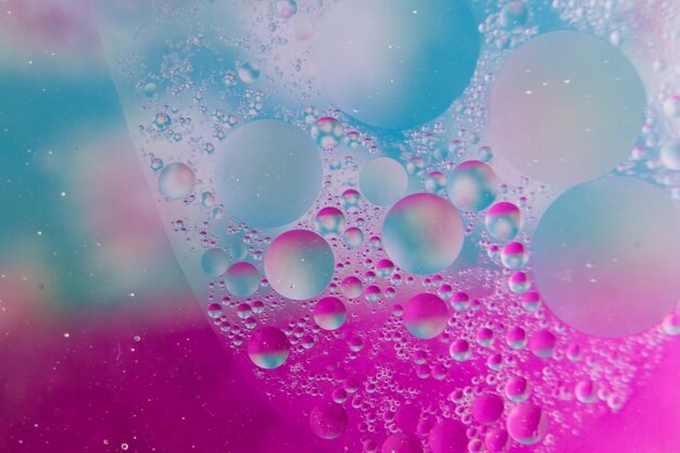 Burbujas sobre el fondo rosado y azul