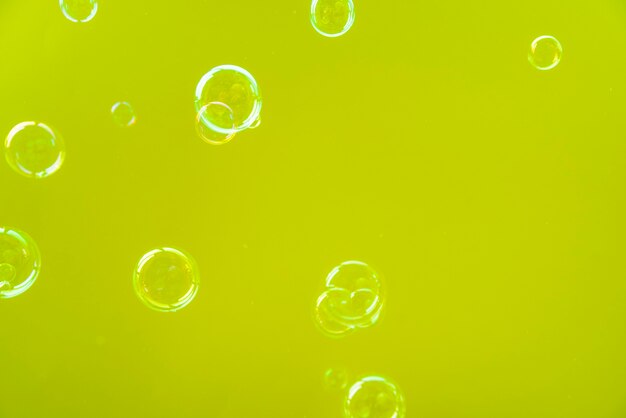 Burbujas transparentes sobre fondo verde