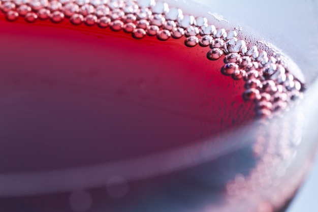 Burbujas de vino tinto, close-up shot