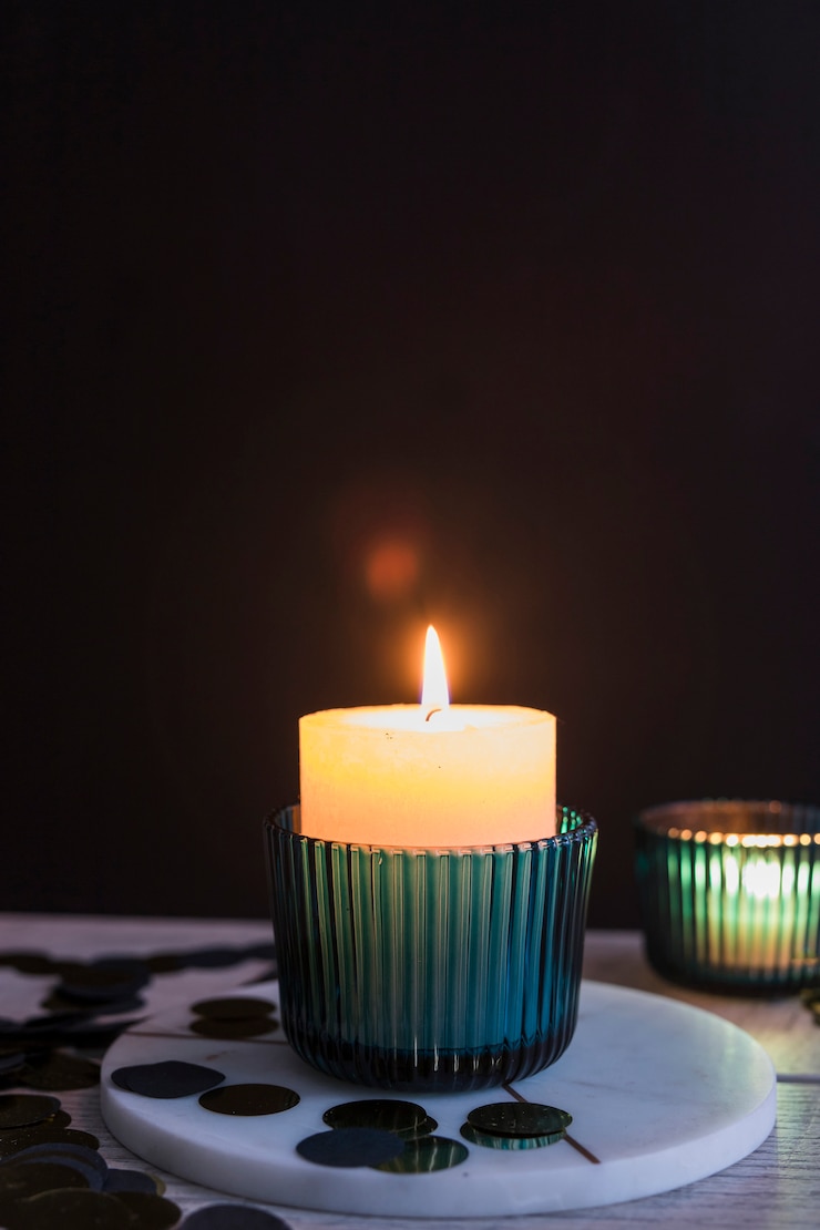 Photo Gratis burning candle in candlestick 