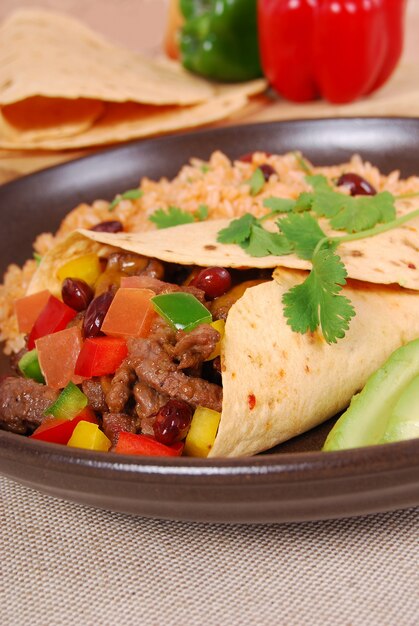 Burrito mexicano de carne con arroz