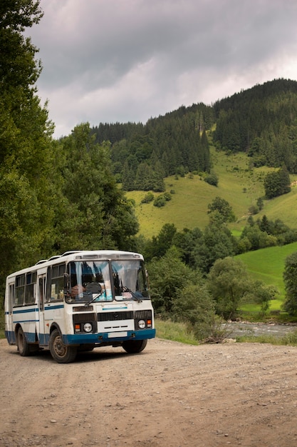 Bus en un entorno rural a la luz del día