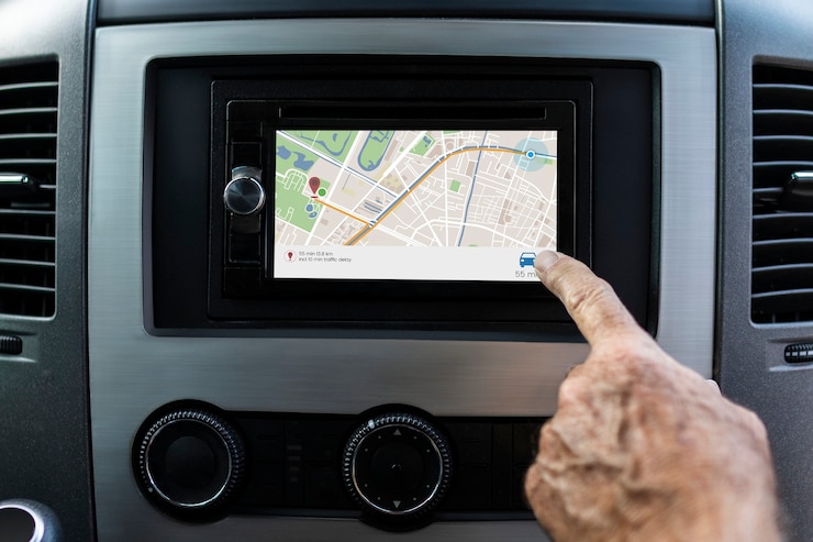 Foto gratuito buscando dirección en la pantalla del gps en un coche inteligente