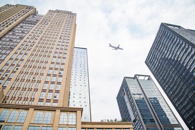 Foto gratuita buscando edificios de negocios