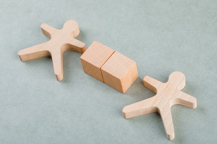 Foto gratuito buscar concepto de empleado con bloques de madera con figura humana de madera.