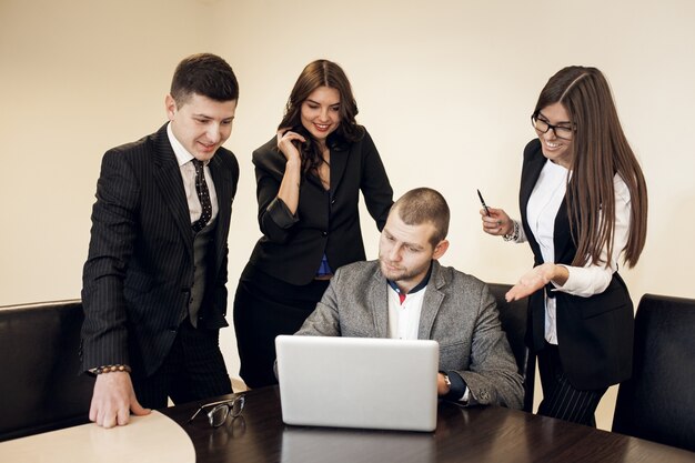 Busines, entrenamiento, discusión, oficina, joven