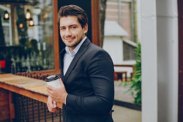 Businesman guapo en una ciudad de verano