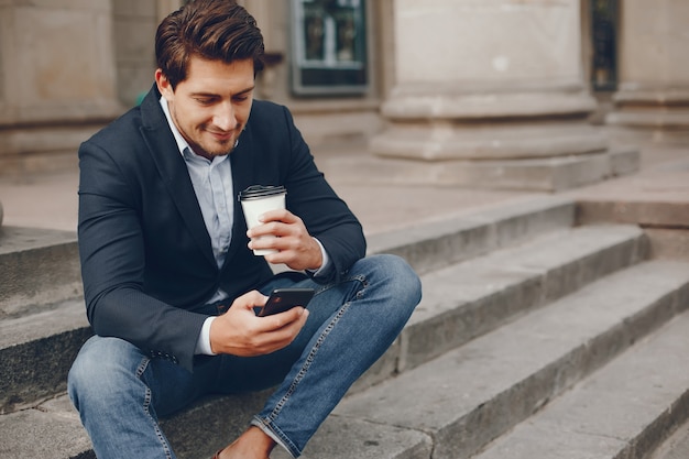 Businesman guapo en una ciudad de verano