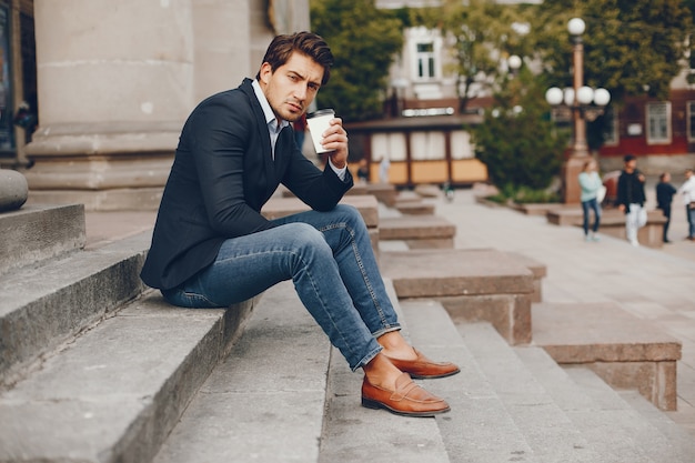 Businesman guapo en una ciudad de verano