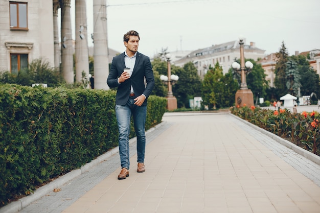 Businesman guapo en una ciudad de verano