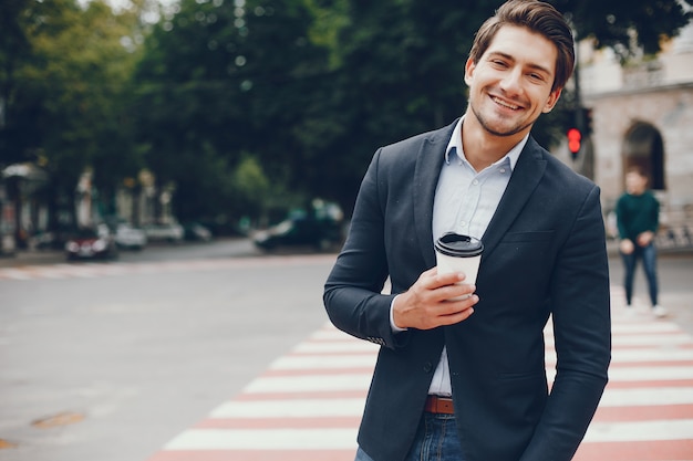 Businesman guapo en una ciudad de verano