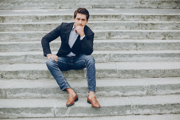 Businesman guapo en una ciudad de verano