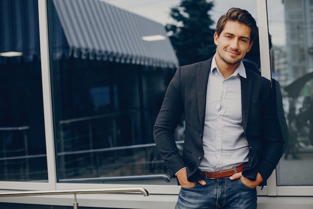 Businesman guapo en una ciudad de verano