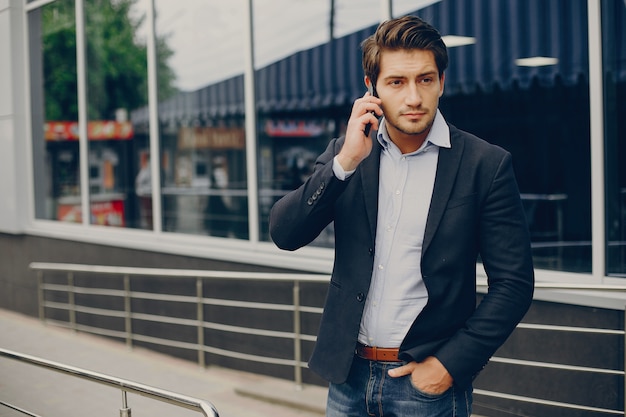 Businesman guapo en una ciudad de verano