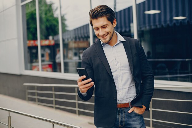 Businesman guapo en una ciudad de verano