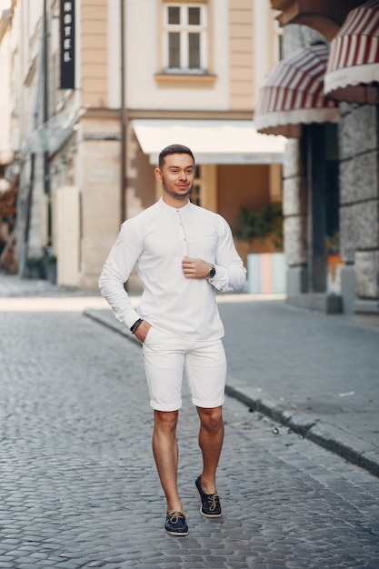 Businesman guapo en una ciudad de verano