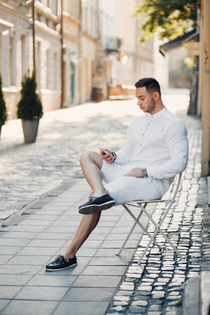 Businesman guapo en una ciudad de verano