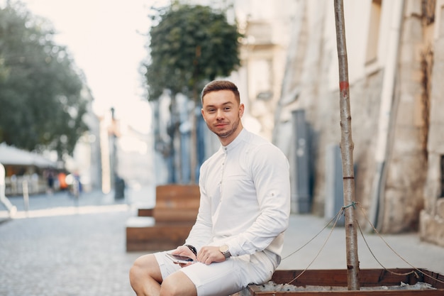 Businesman guapo en una ciudad de verano