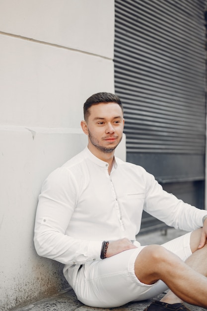 Foto gratuita businesman guapo en una ciudad de verano