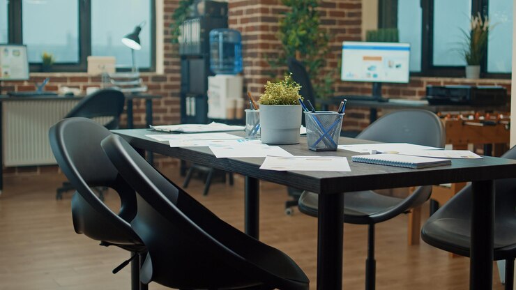 Photo Gratis business office with research papers used for management plan, empty coworking space with computers and stationary. digital agency boardroom with corporate workstations, international startup.
