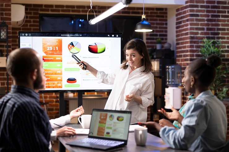 Photo Gratis businesswoman presenting strategies to team