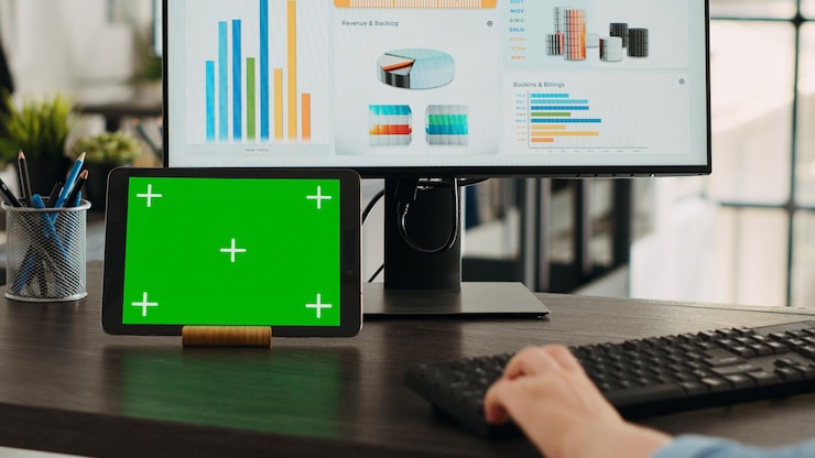 Photo Gratis businesswoman reviewing digital tablet with greenscreen template in coworking space working on budget development employee analyzing isolated blank mockup template on gadget display