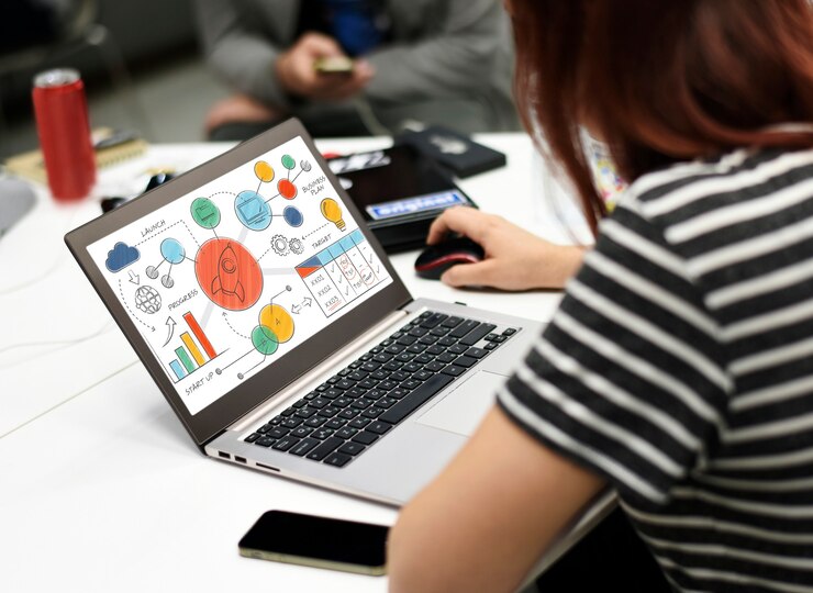 Photo Gratis businesswoman working on laptop at the office