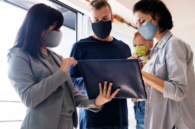 Búsqueda de apartamentos familiares con máscaras faciales