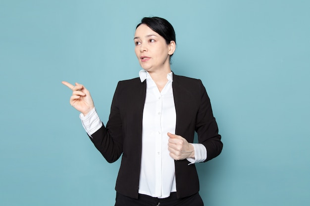 Bussinesswoman en traje negro apuntando