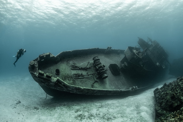 Foto gratuita buzos examinando el famoso submarino uss kittiwake hundido en las islas gran caimán