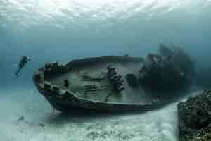 Foto gratuita buzos examinando el famoso submarino uss kittiwake hundido en las islas gran caimán