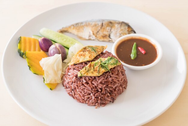 Caballa frita con salsa de pasta de camarones y arroz de baya