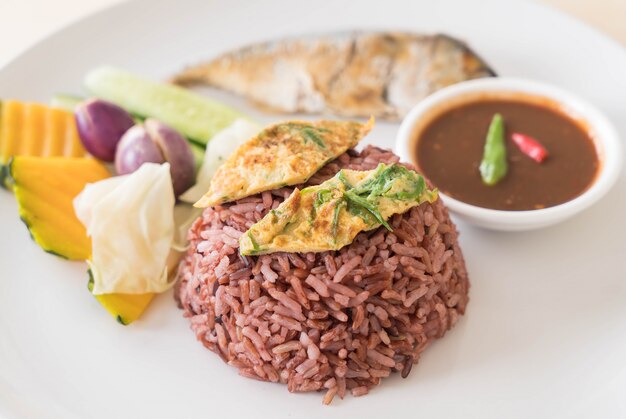 Caballa frita con salsa de pasta de camarones y arroz de baya