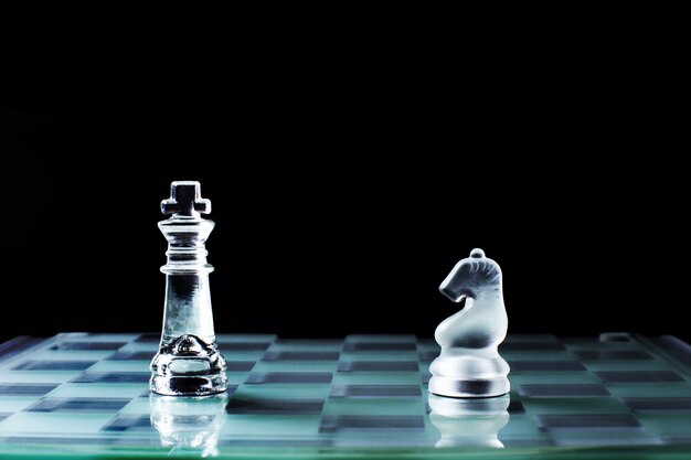 Caballero y caballero cara a cara o confrontación de tablero de ajedrez
