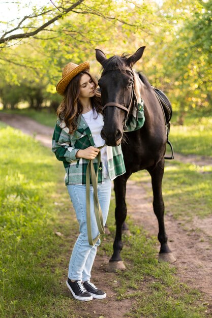 Caballo y mujer de tiro completo